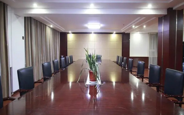 Starway Hotel Zhangye Runquan Lake