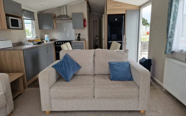 Welcoming 3 Bedroom Caravan 2 Min Walk to Beach