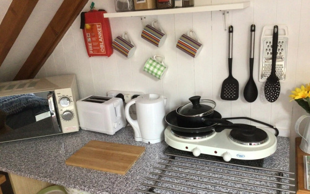 Cozy Camborne Studio Retreat With two Single Beds