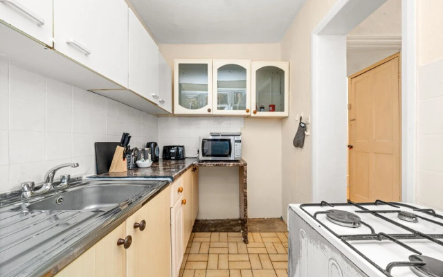 Homely 4-bedroom Home With 2 Baths & Free Parking