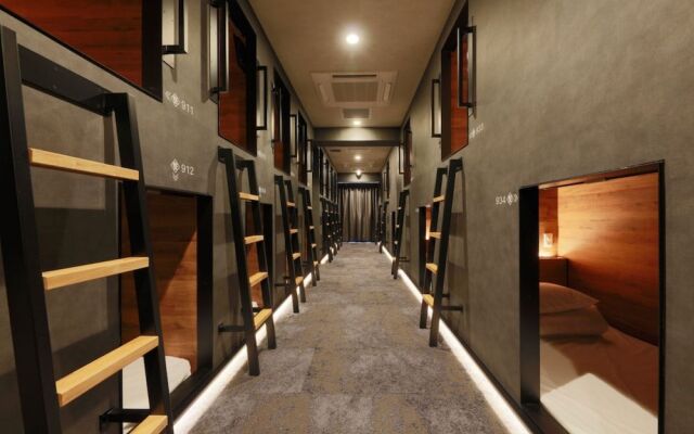 Rembrandt Cabin and Spa Shimbashi - Caters to Men