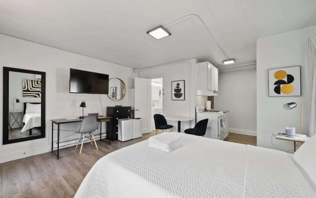 Chic City Retreat 97 Sleeps 2!