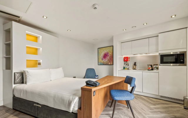 Roomzzz London Stratford