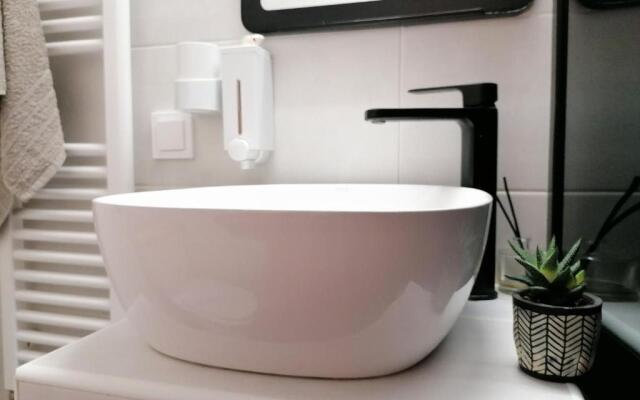 Athens Pangrati modern apt 10min to metro