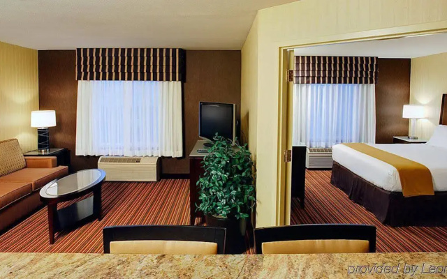 Holiday Inn Express Suites Belmont by IHG