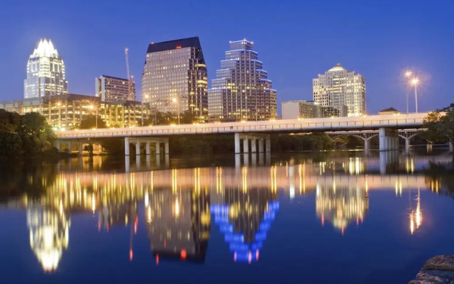 1BR SoCo Treehouse Studio by RedAwning