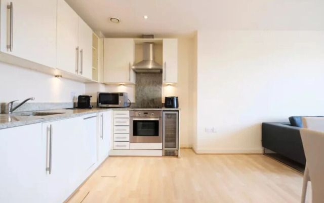 Bright and Spacious 2-bedroom Flat, Sleeps 4