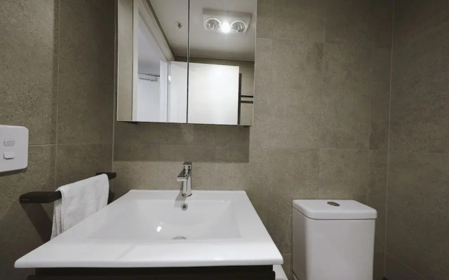 Modern apt in heart of the city