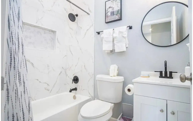 Experience Convenience w/ 4br/3ba Near Alamodome