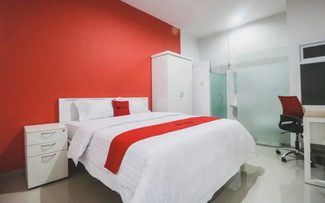 RedDoorz Plus near Living Plaza Jababeka