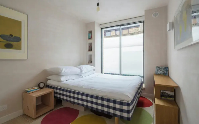 Blythe Road by Onefinestay