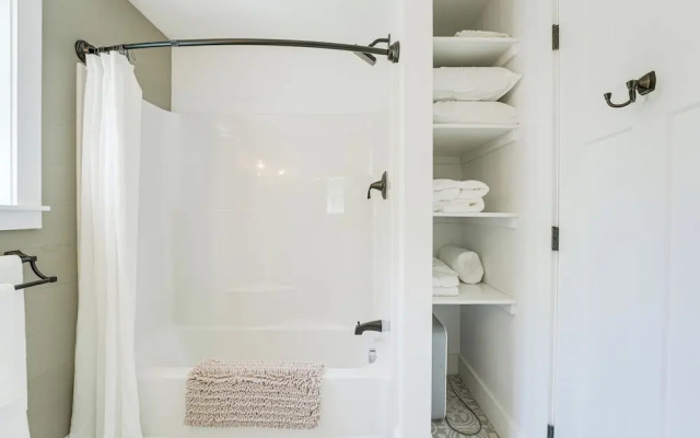 Oceanfront Studio w/ Private Dock in Harpswell!