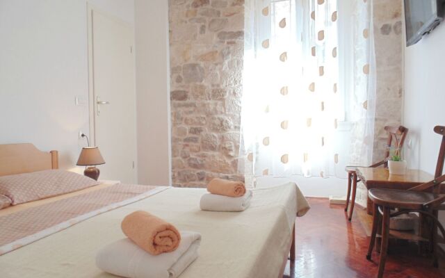 Apartments and Rooms Djanovic