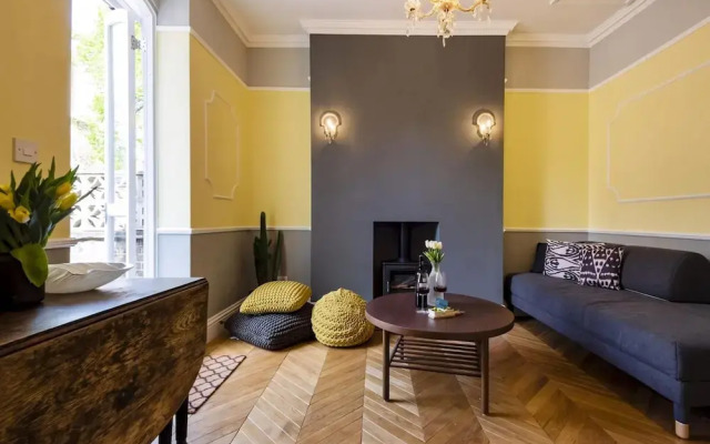 Bright 1BR + Balcony by Hyde Park