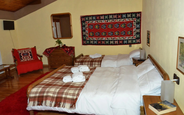 To Balcony tis Agorianis