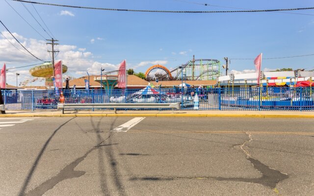 Keansburg Home w/ Private Hot Tub!