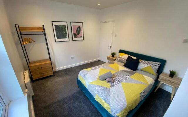 2 Bedroom Apartment Near City Centre, Uni & Parks!