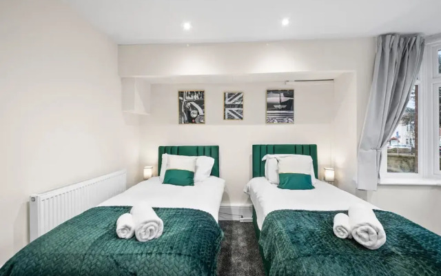 Large 5 Bedroom-free Parking-great Transport Links