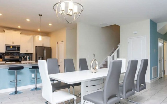 8912 Amazing 6BD Home