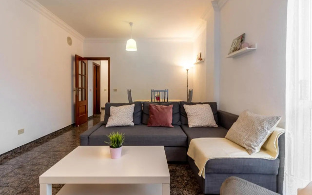 Flatguest Cicer - 3BDR + Balcony + Beach