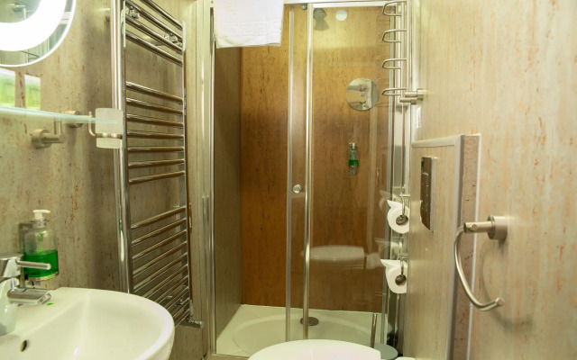 The Knighton Apartment by Paymán Club