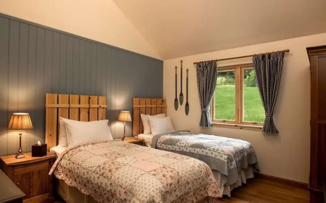 Whispering Pines Lodge