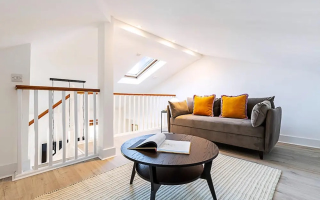 Stylish Chelsea Flat With Luxe Comfort & Charm