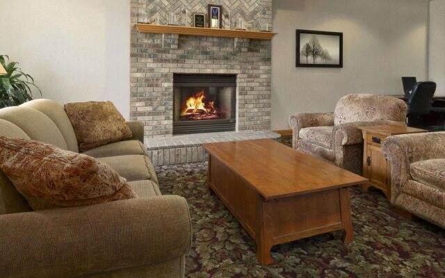Travelodge & Suites by Wyndham Fargo/Moorhead