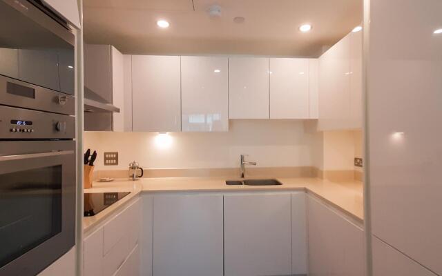 One Bed Apt in Lincoln Plaza, Canary Wharf