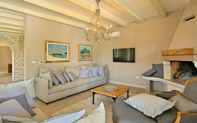 Plushy Villa in Ladici With Pool and Whirlpool