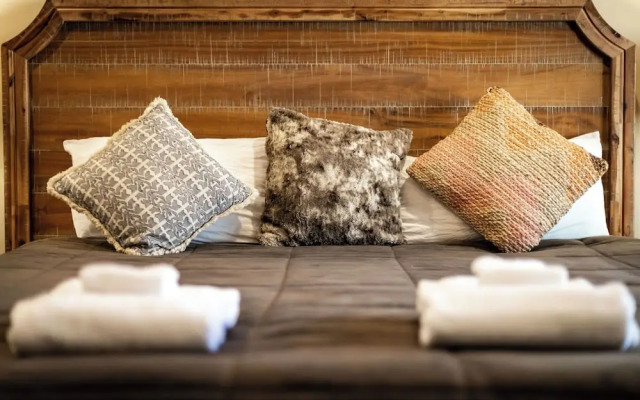 Tahoe Woods Villa - Walk to Beach and Gondola/ Heavenly Ski