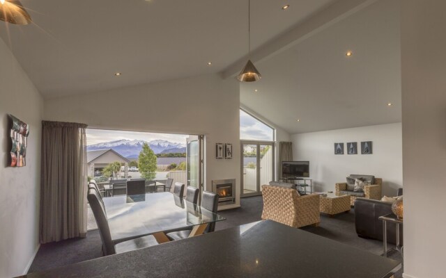 Toodle's Super Six in Wanaka w Mountain Views
