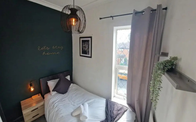 Charming 4-bed House in Wednesbury