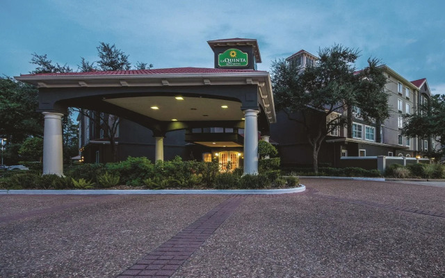 La Quinta Inn & Suites by Wyndham Houston Bush IAH South
