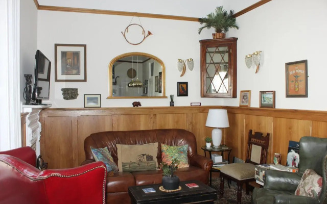 Johnston House: Historic Village Retreat
