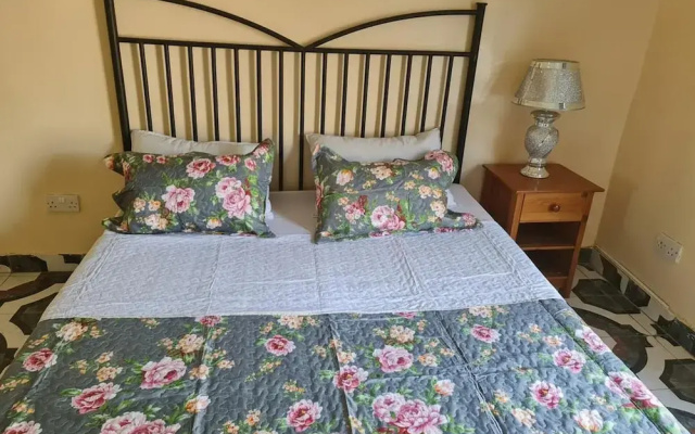 4 Bed House Sleeps 8 - Garden and Pets Welcome