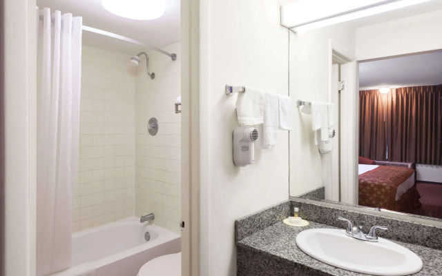 Days Inn by Wyndham Lafayette/University