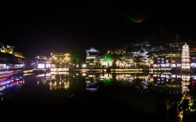 Fenghuang Lanqiju River View Stilt House B&B