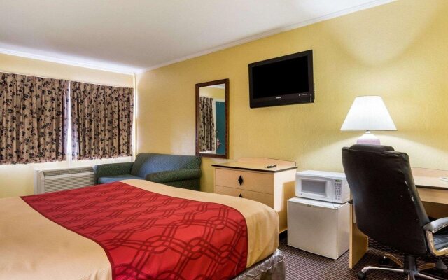 Econo Lodge Topeka Blvd.