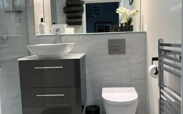 Stunning Apartment in Clifton Gardens, Westend