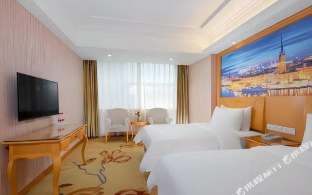 Vienna Hotel (Shenzhen Guanlan Changhu Metro Station) )