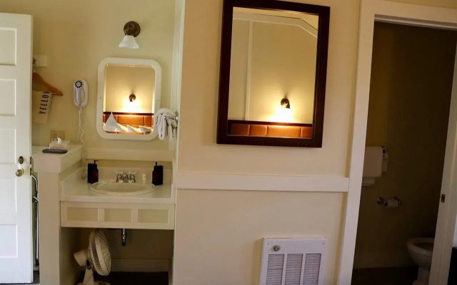 Mammoth Hot Springs & Cabins - Inside the Park