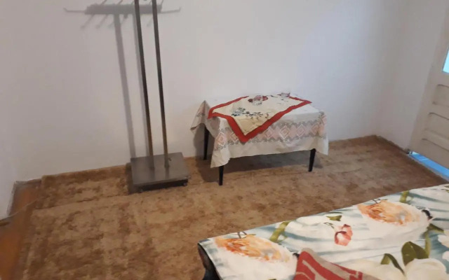 Sara 3 dormitoare nu primesc santieristi si petrecareti