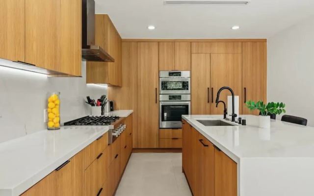 Casa Leona - Modern Masterpiece Behind Private Gates w/ Pool & Chef's Kitchen