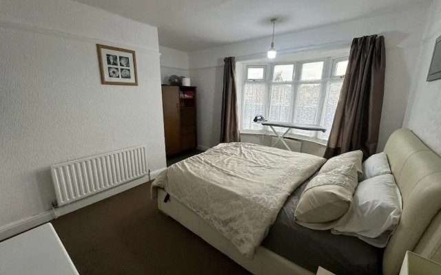 Charming Stoke House With 2 Nice Bedrooms