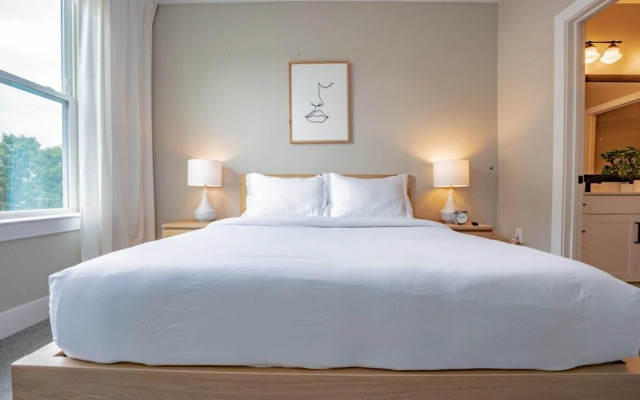 Luxurious 2 BR 2BR Downtown Apartment