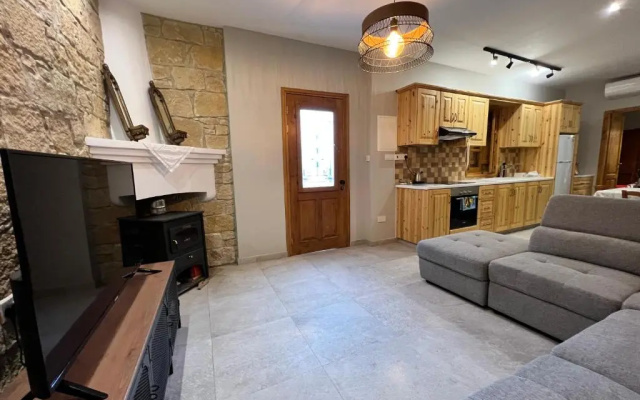 Eftis - Renovated Traditional House