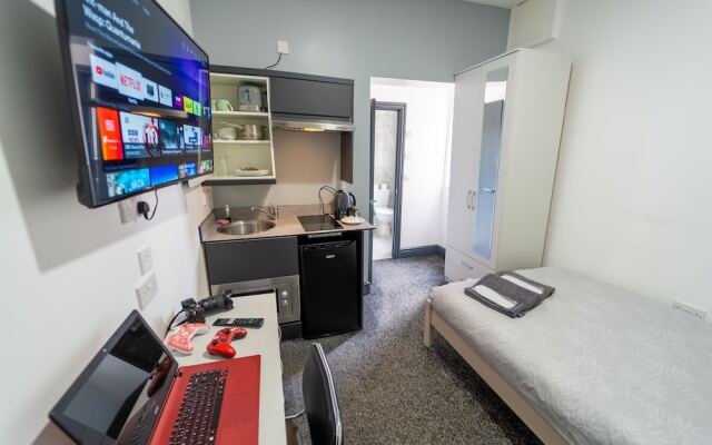 Spacious Studio Near City Centre!