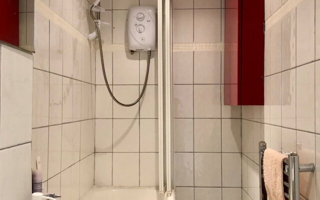 2 Bedroom Flat Near Leith