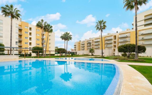 WHome Family Holidays w/ S-Pool, AC, Elevator & Garage